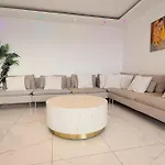 Appartement With Amazing View Of Parking Paris