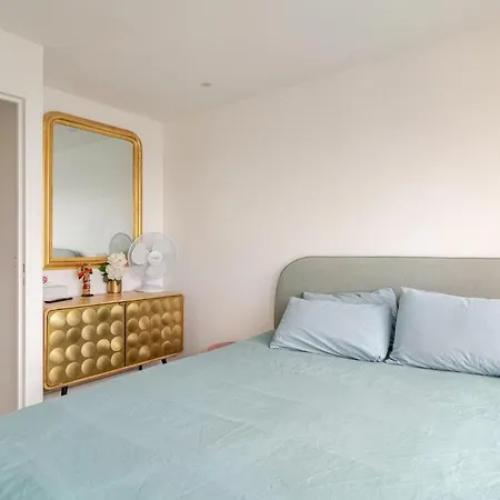 With Amazing View Of Parking 파리