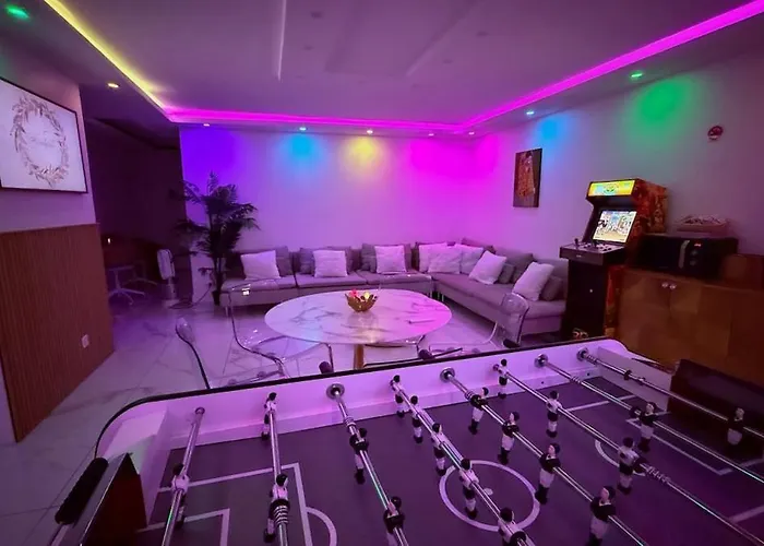 With Amazing View Of Parking 파리